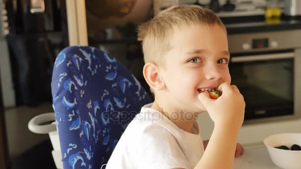 少年がイチゴを食べる — ストック動画