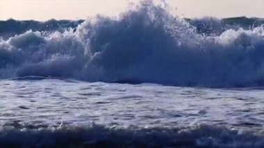 Andaman Denizi fırtınada. Dalgalar üzerinde video yakın çekim kapatın.