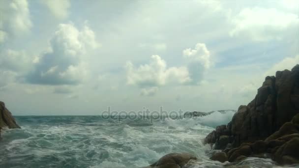Storm i Andamansjön. Vågor på video Närbild nära. — Stockvideo