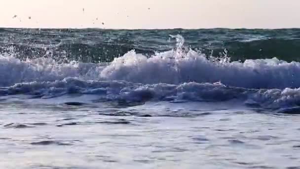 Storm i Andamansjön. Vågor på video Närbild nära. — Stockvideo