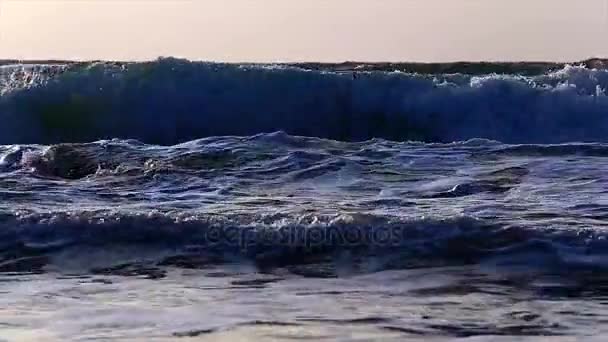Storm in de Andaman Zee. Golven op de video close-up sluiten. — Stockvideo