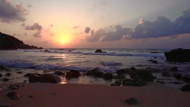 Salida del sol en la playa — Vídeo de stock