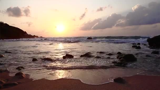 Salida del sol en la playa — Vídeo de stock