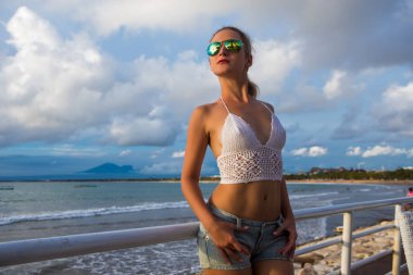 Şafakta sahilde duran