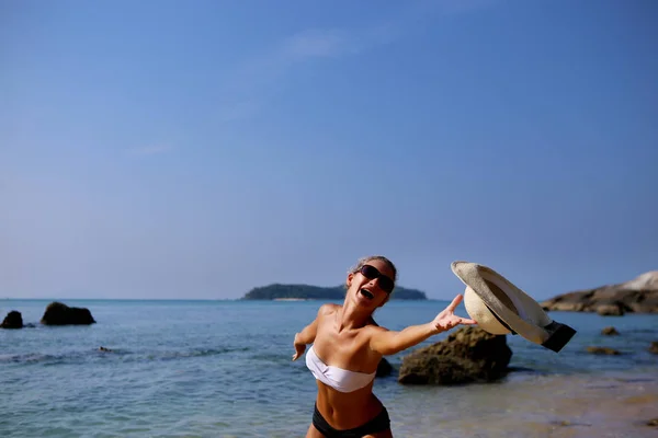 Ragazza caduto il cappello — Foto Stock