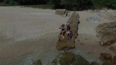 4k ile bir quadrocopter, bir dron bir yükseklikten çekim. Hava atışı