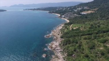 4k ile bir quadrocopter, bir dron bir yükseklikten çekim. Hava atışı