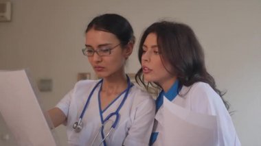 Kağıt belgeleri ile iki doktor.