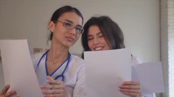 Dos médicos con documentos en papel . — Vídeos de Stock