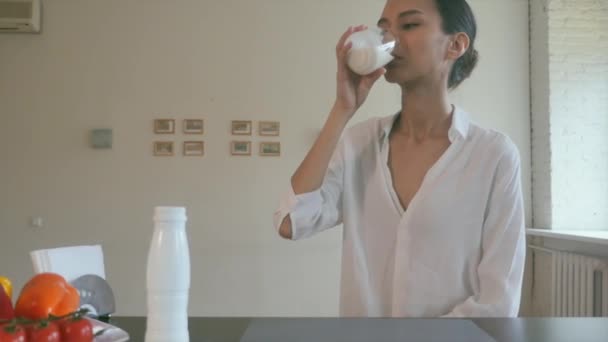 Mulher asiática está bebendo iogurte — Vídeo de Stock