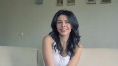 Güzel genç gülümseyen ve kameraya bakarak mutlu kadın beyaz. Kadın - güzellik standartları: o beyaz dişler, siyah saç, Cilt temizlik vardır