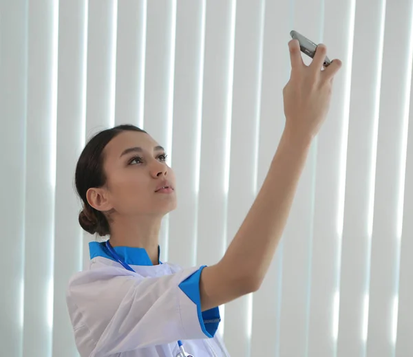 Läkare gör selfie — Stockfoto