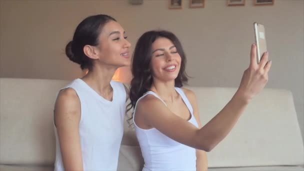 Dos chicas haciendo selfie — Vídeos de Stock