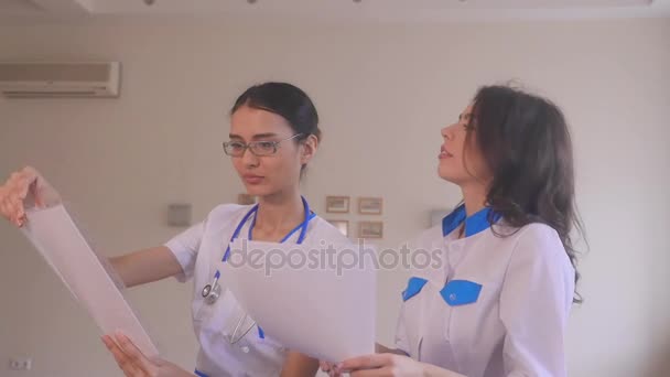 Kağıt belgeleri ile iki doktor. — Stok video