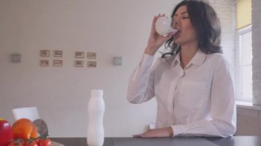 Genç kadın içme yoğurt