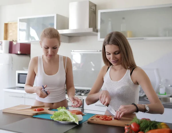 Chicas está cocinando Fotos de stock libres de derechos