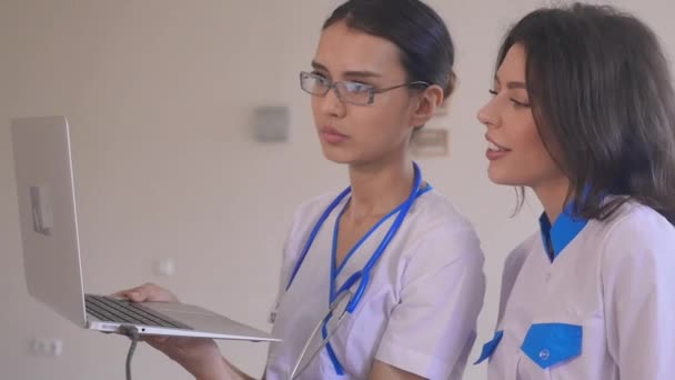 Dos hermosos médicos jóvenes — Vídeo de stock