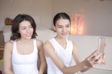 İki kız selfie yapıyor