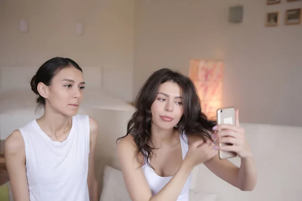 Due ragazze che fanno selfie — Foto Stock