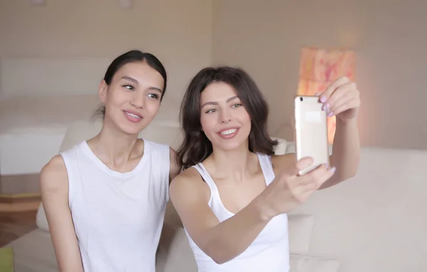 Dos chicas haciendo selfie Fotos de stock