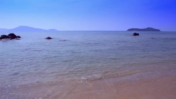 Woestijn verlaten tropisch strand — Stockvideo