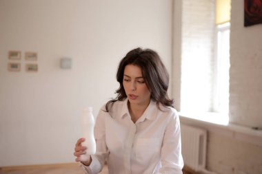 Genç kadın içme yoğurt