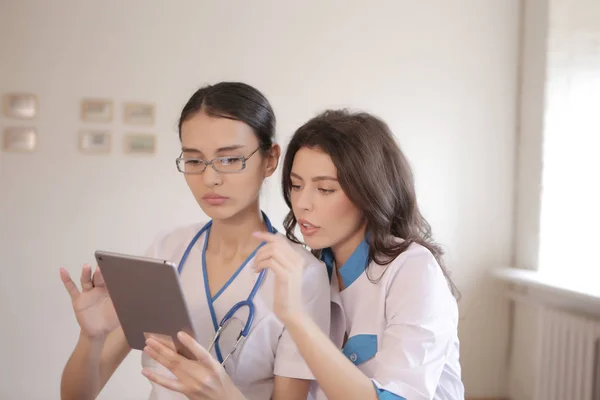 Dos médicos con tableta Imagen de stock