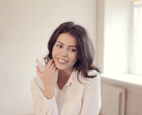 Mujer joven bebiendo yogur — Foto de Stock