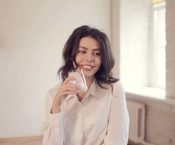 Jovem mulher bebendo iogurte — Fotografia de Stock