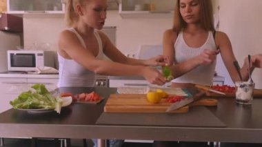 Güzel beyaz bayan modelleri ev mutfak Ermeni lavaş, kiraz domates ve somon rulo yapın. Yavaş hareket ve slayt kamera. Sınıf pişirme ustası