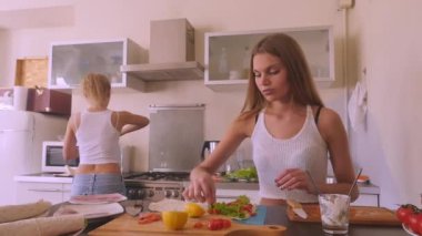  Genç güzel ince kadın balık ve sebze ile Ermeni lavaş böreği yemek. Kız kiraz domates, yeşil salata ve somon keser