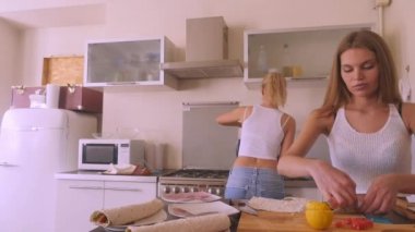  Genç güzel ince kadın Ermeni lavaş böreği ile balık ve sebze yemek. 