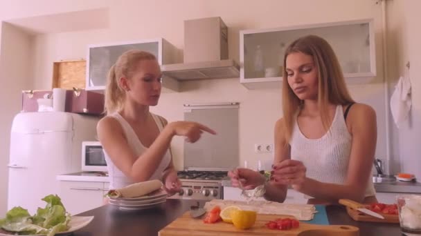 De belles mannequins de femmes blanches fabriquent des petits pains à partir de lavash arménien, de tomates cerises et de saumon. Caméra à mouvement lent & Slide. Master class cuisine — Video