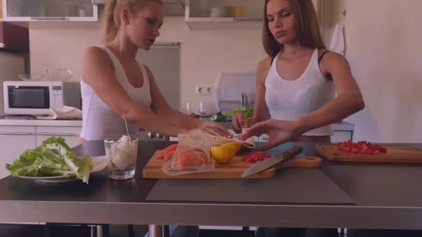 Women cut Armenian lavash with ceramic knife — Stock Video