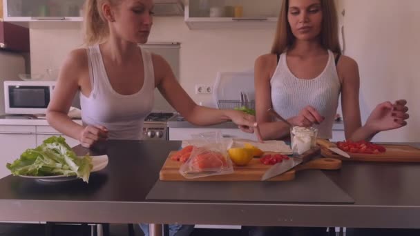 Cover girl sprider gräddfil på armeniska lavash. Master class på matlagning — Stockvideo