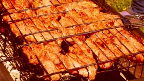 Проверить готовность мяса стейк на гриле — стоковое видео