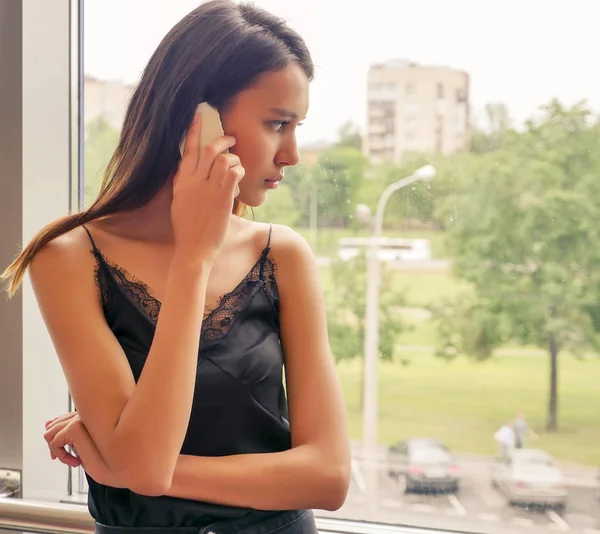 Woman with mobile phone — Stock Photo, Image