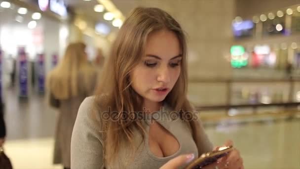 Woman with phone — Stock Video