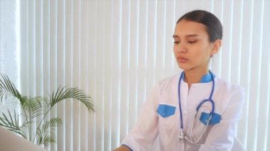 Resepsiyonda gülümseyen samimi kadın doktor