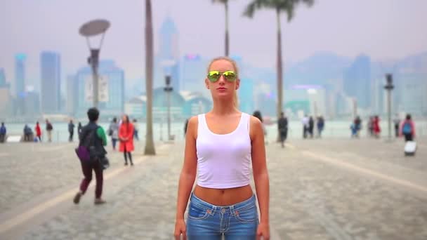 Flicka i Hong Kong — Stockvideo