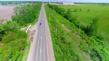 Helikopter kamera ülke yolu üzerinden uçuyor. Kaç makineleri