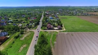 Helikopter kamera ülke yolu üzerinden uçuyor. Kaç makineleri
