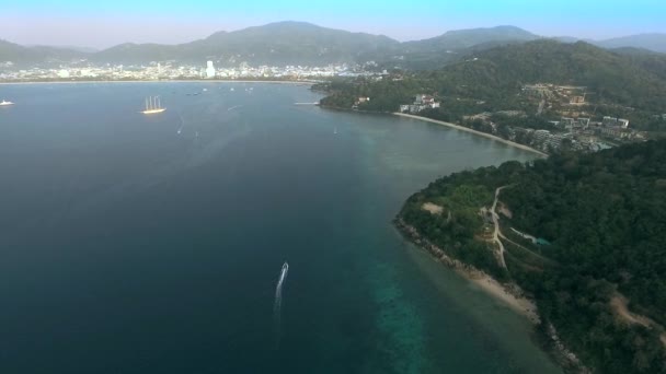 Aéreo. Um drone com uma câmera voando sobre uma baía do mar . — Vídeo de Stock