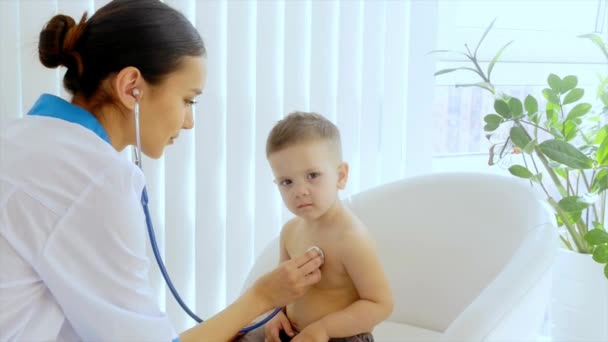 Мальчик и врач — стоковое видео