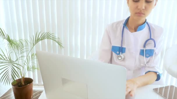 Le docteur porte une blouse médicale, un stéthoscope est accroché au cou . — Video