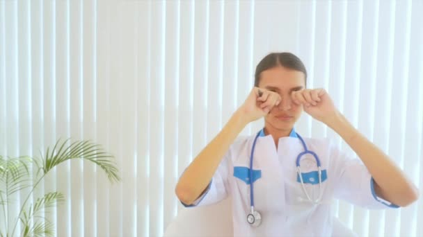 Lekarz tert oczy — Wideo stockowe