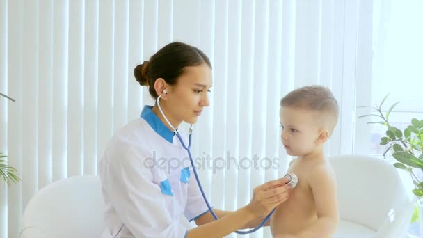 Мальчик и врач — стоковое видео