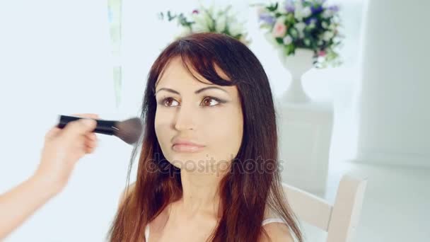 Woman getting makeup — Stock Video