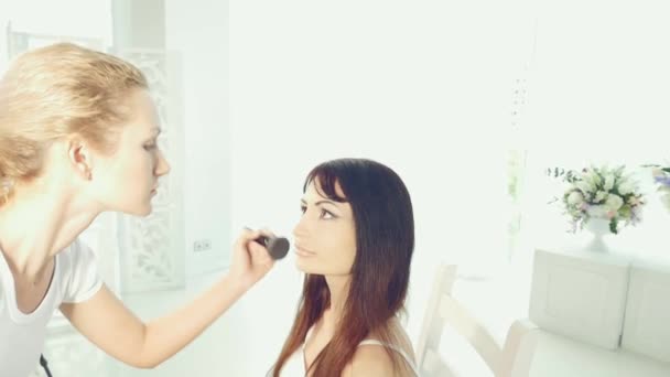Mujer consiguiendo maquillaje — Vídeos de Stock