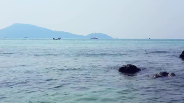 Традиционная тайская рыбацкая лодка с мотором пересекает залив. Камера установлена. — стоковое видео